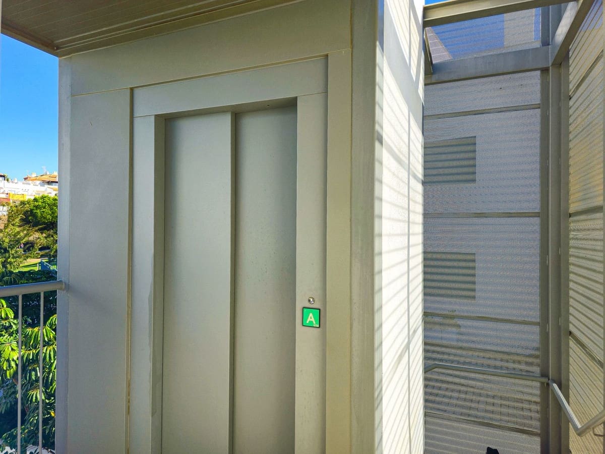 2 soveværelse Penthouse til salg i Caleta de Velez med swimmingpool garage - € 449.000 (Ref: 9592209)