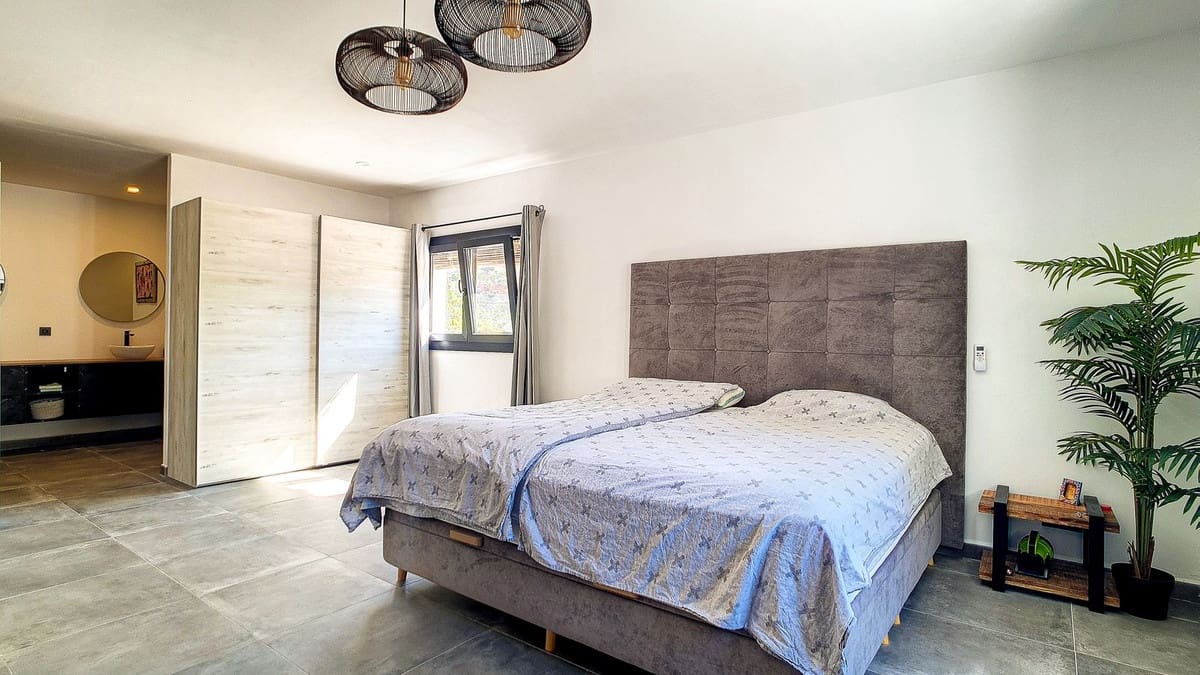 3 soveværelse Finca/Landehus til salg i Velez-Malaga med swimmingpool garage - € 1.150.000 (Ref: 9594512)