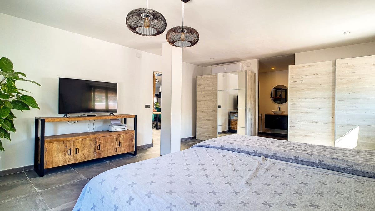 3 soveværelse Finca/Landehus til salg i Velez-Malaga med swimmingpool garage - € 1.150.000 (Ref: 9594512)