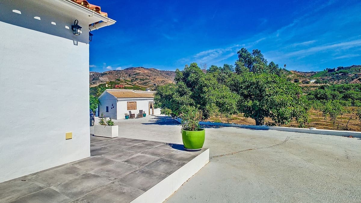 3 soveværelse Finca/Landehus til salg i Velez-Malaga med swimmingpool garage - € 1.150.000 (Ref: 9594512)