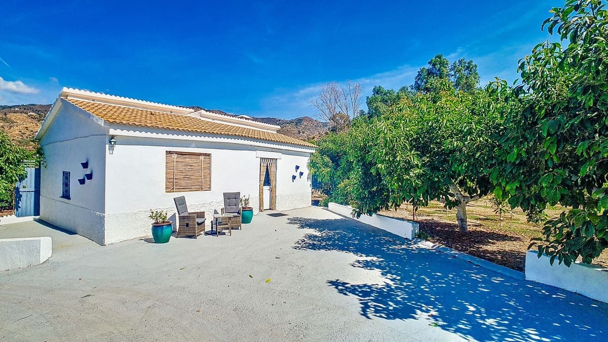 3 soveværelse Finca/Landehus til salg i Velez-Malaga med swimmingpool garage - € 1.150.000 (Ref: 9594512)
