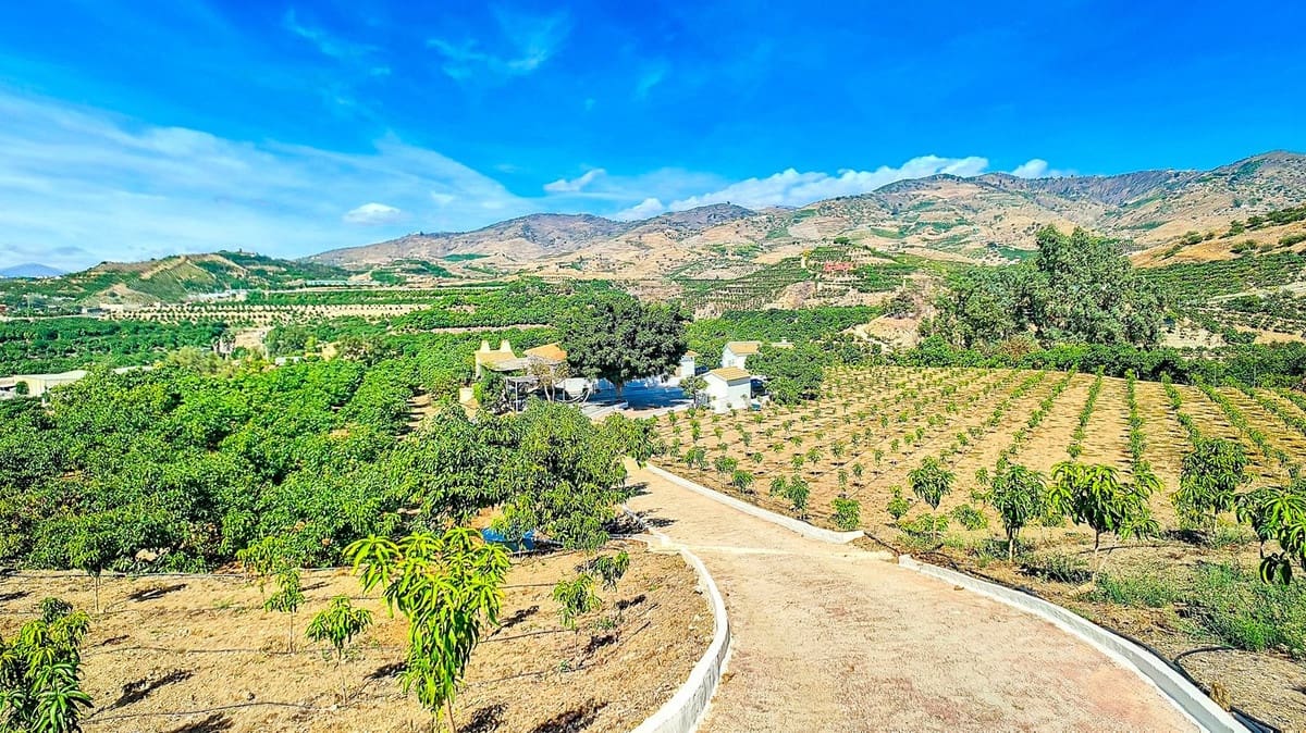 3 soveværelse Finca/Landehus til salg i Velez-Malaga med swimmingpool garage - € 1.150.000 (Ref: 9594512)