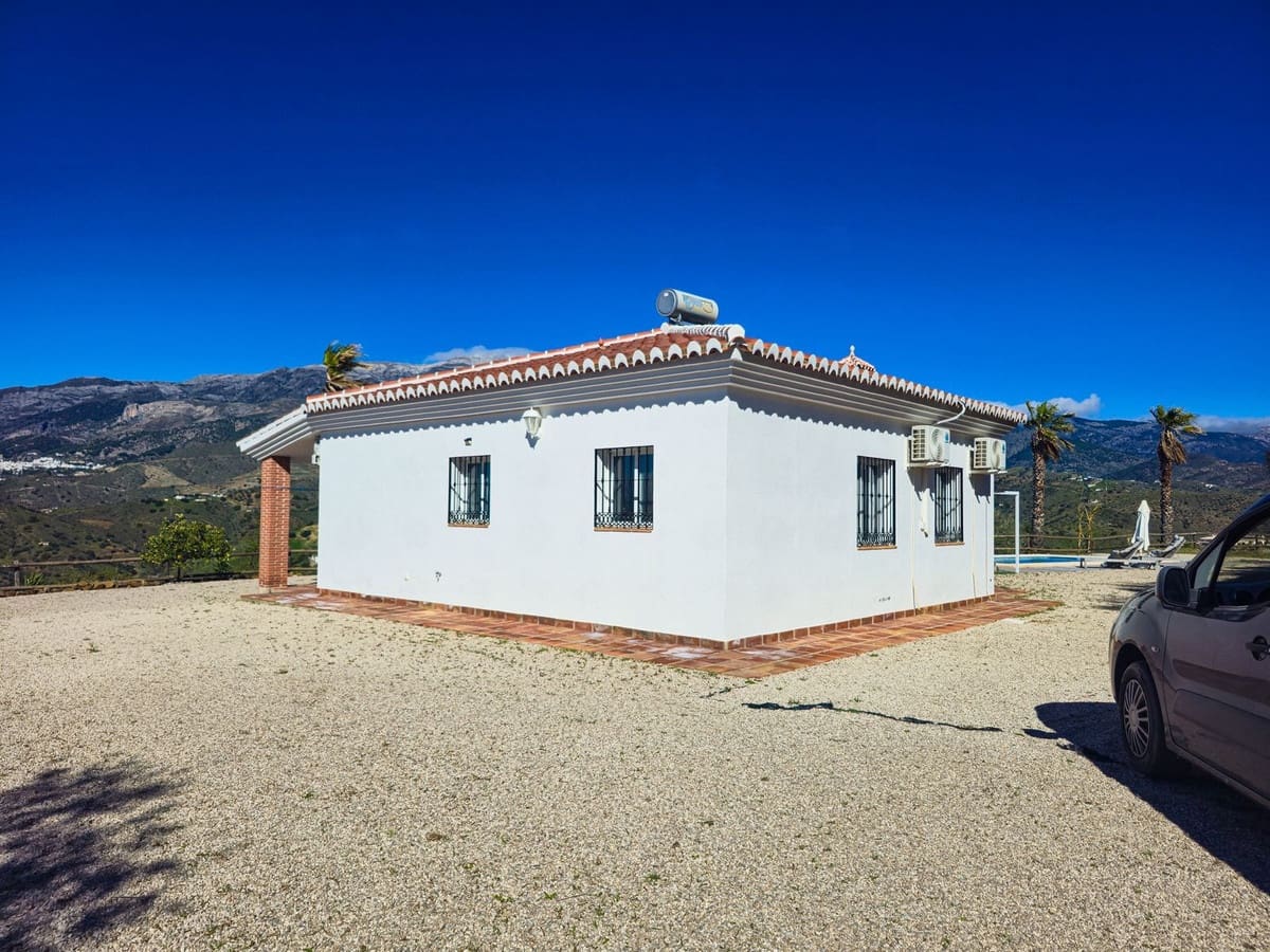 Chalet de 3 habitaciones en Arenas en venta con piscina - 420.000 € (Ref: 9610806)