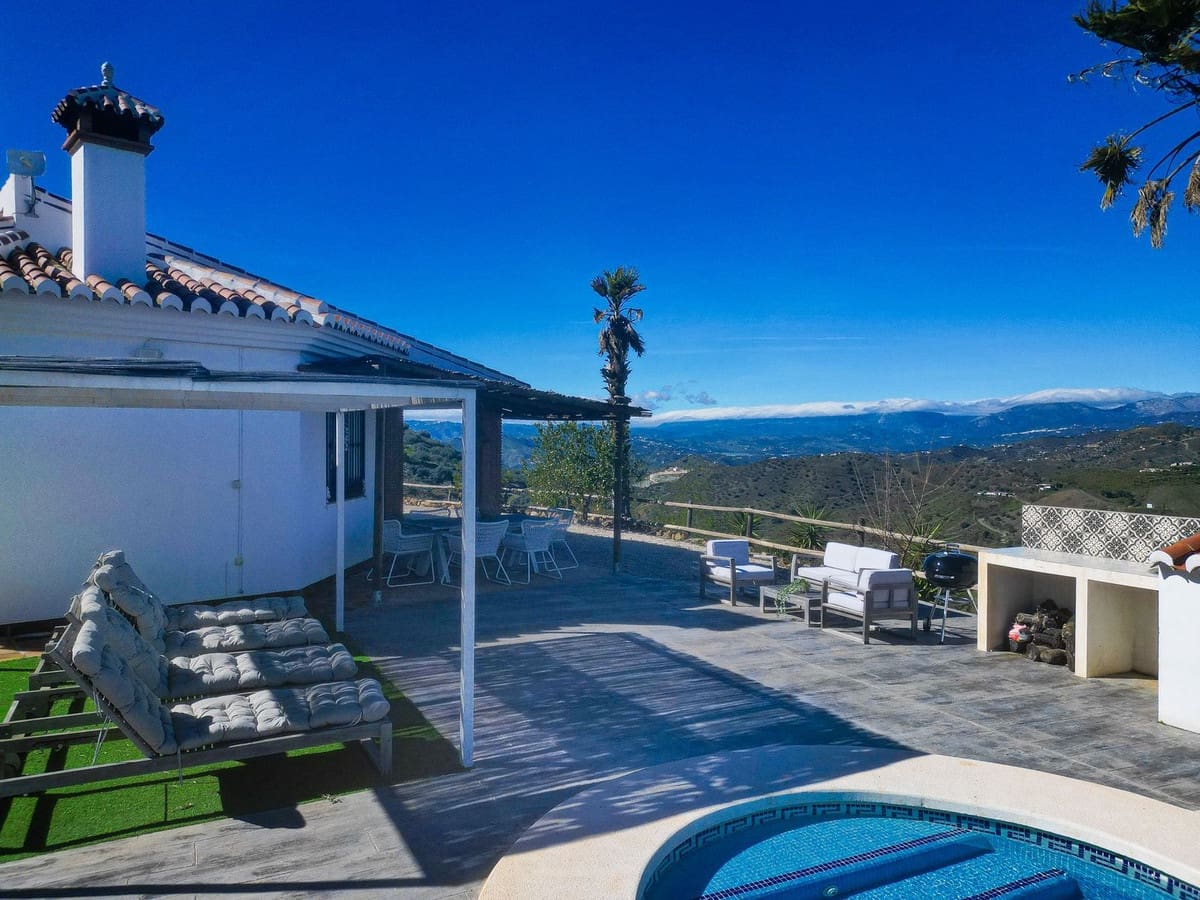 3 bedroom Villa for sale in Arenas with pool - € 420,000 (Ref: 9610806)