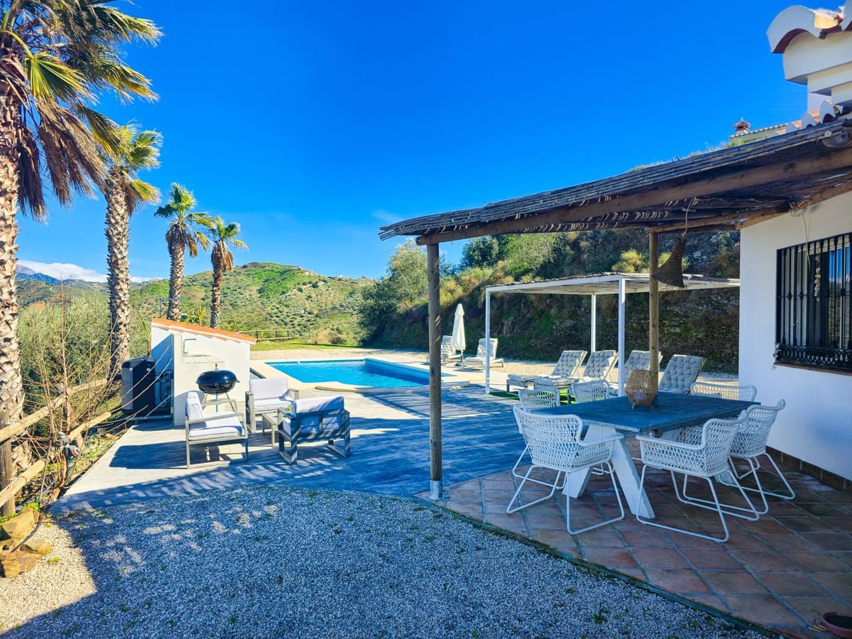 3 bedroom Villa for sale in Arenas with pool - € 420,000 (Ref: 9610806)