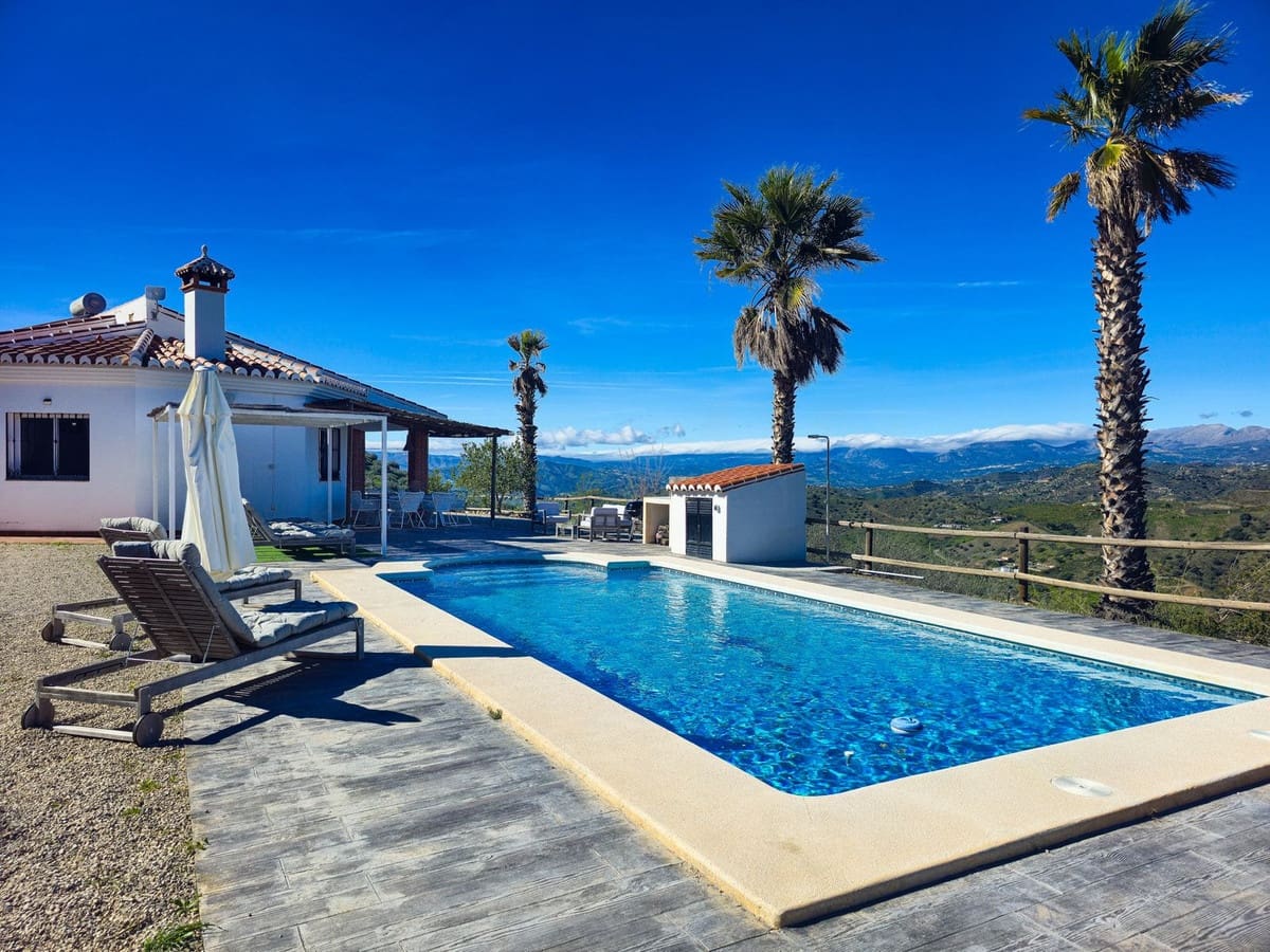 3 bedroom Villa for sale in Arenas with pool - € 420,000 (Ref: 9610806)