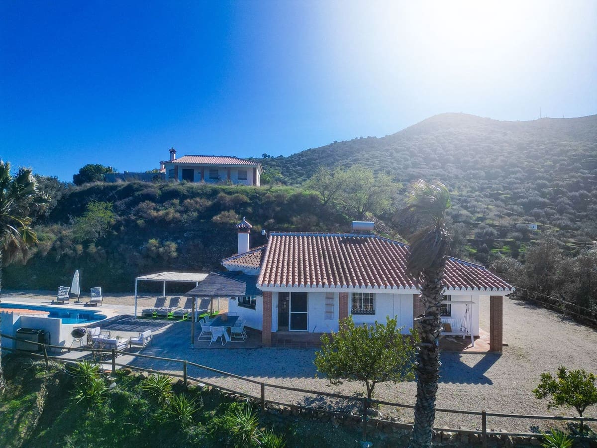 3 bedroom Villa for sale in Arenas with pool - € 420,000 (Ref: 9610806)