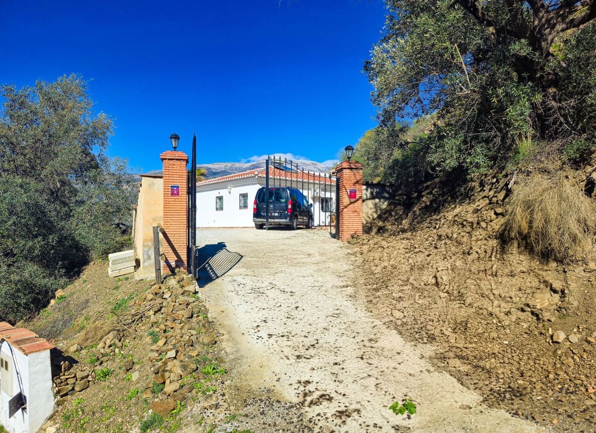 3 bedroom Villa for sale in Arenas with pool - € 420,000 (Ref: 9610806)