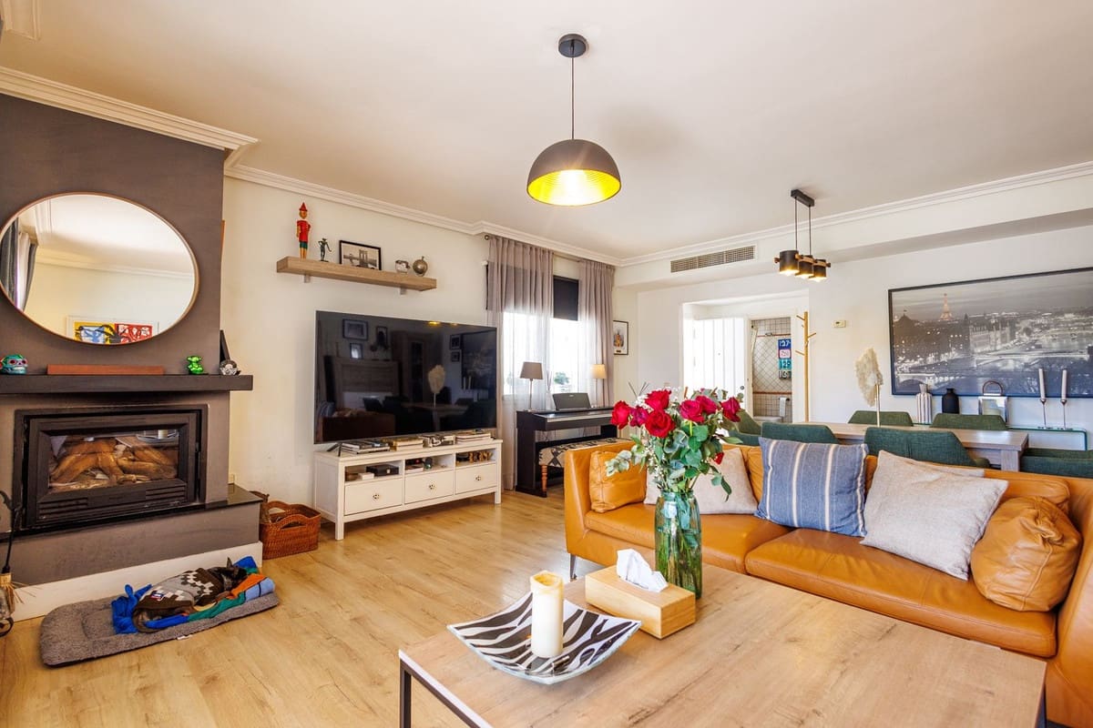 3 bedroom Townhouse for sale in Estepona with pool garage - € 777,000 (Ref: 9620716)