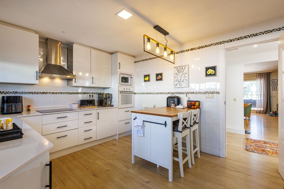 3 bedroom Townhouse for sale in Estepona with pool garage - € 777,000 (Ref: 9620716)