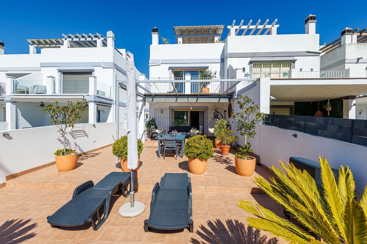 3 bedroom Townhouse for sale in Estepona with pool garage - € 777,000 (Ref: 9620716)