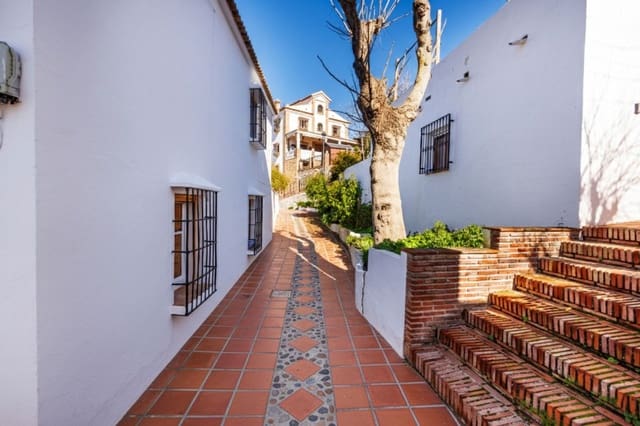 3 bedroom Townhouse for sale in Comares with garage - € 350,000 (Ref: 9622219)