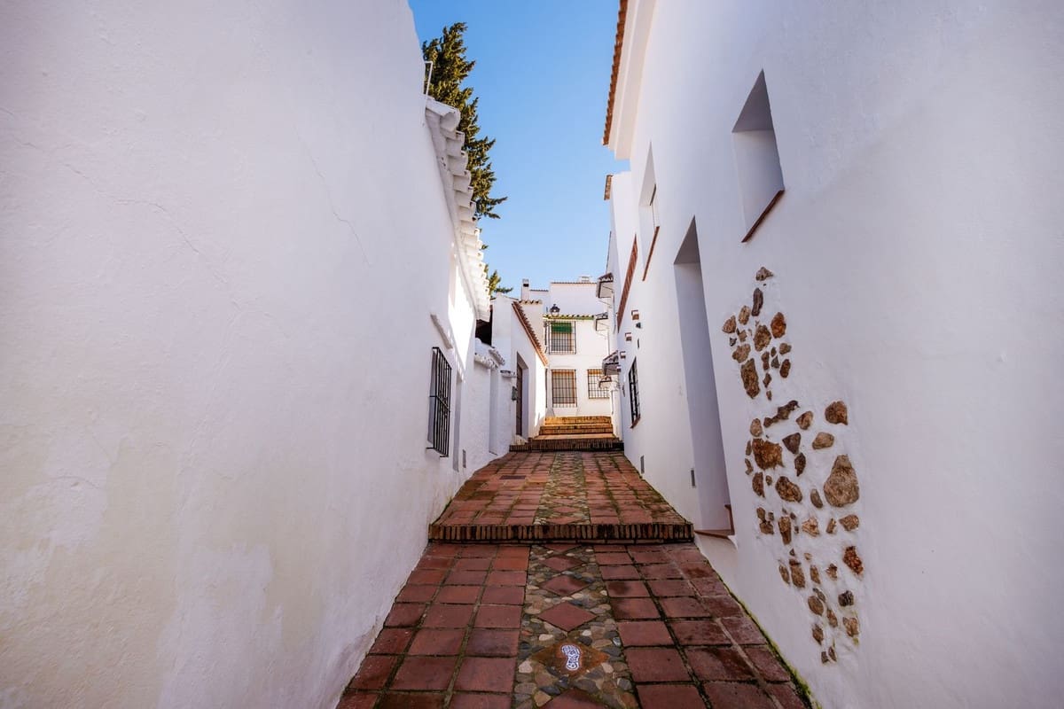 3 bedroom Townhouse for sale in Comares with garage - € 550,000 (Ref: 9622220)