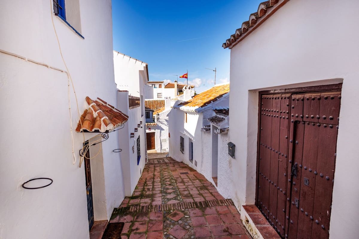 3 bedroom Townhouse for sale in Comares with garage - € 550,000 (Ref: 9622220)