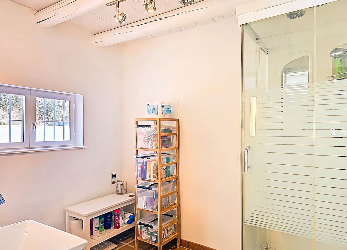 4 bedroom Villa for sale in Canillas de Albaida with pool garage - € 330,000 (Ref: 9627187)