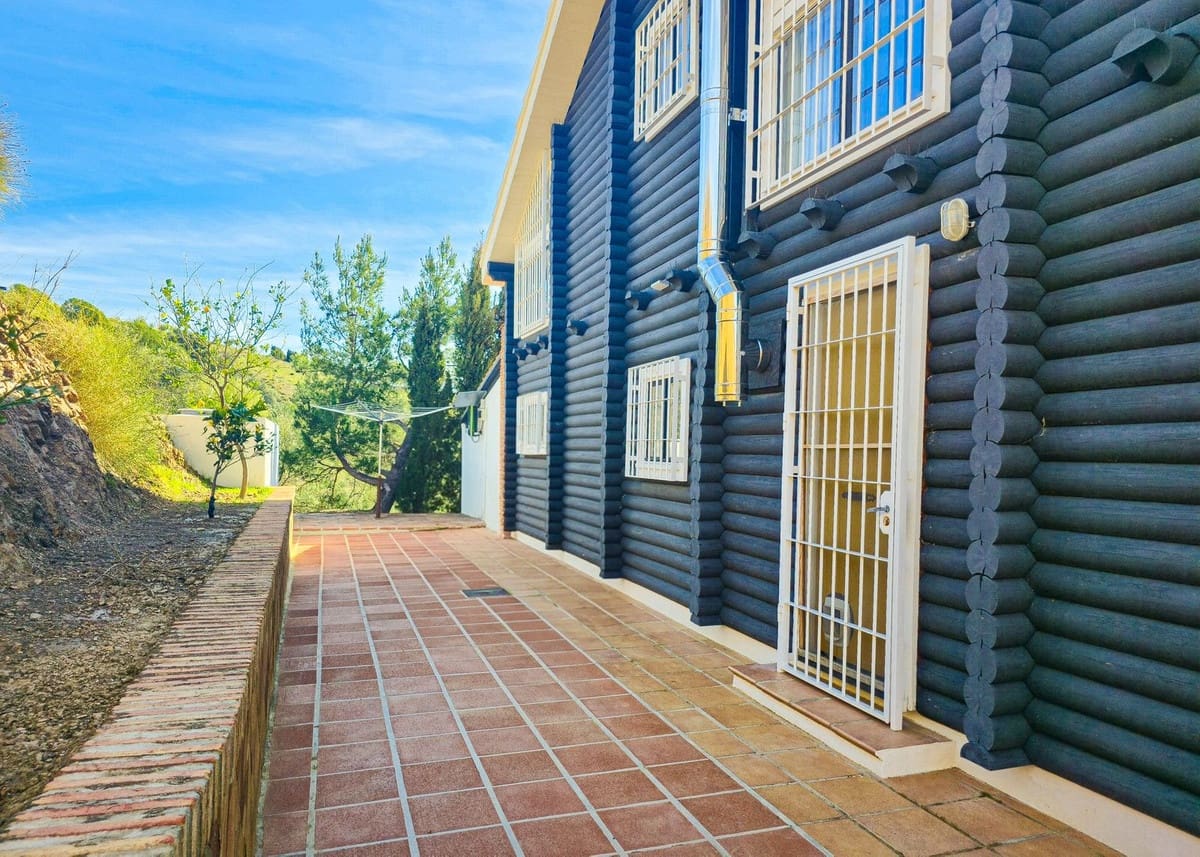 4 bedroom Villa for sale in Canillas de Albaida with pool garage - € 330,000 (Ref: 9627187)