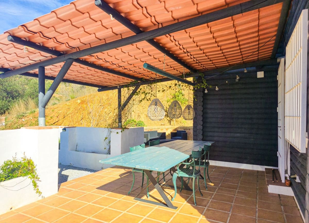 4 bedroom Villa for sale in Canillas de Albaida with pool garage - € 330,000 (Ref: 9627187)