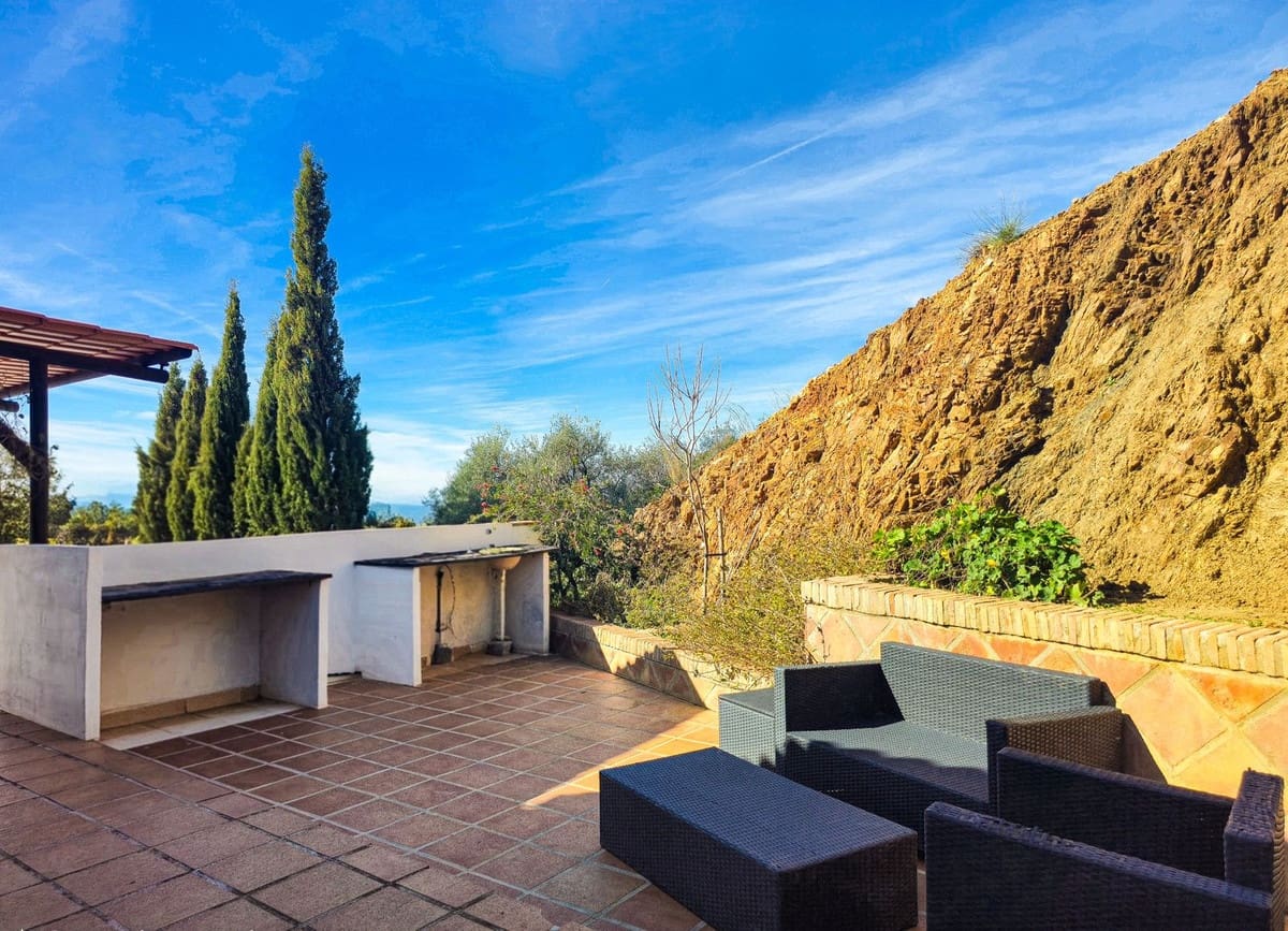 4 sypialnia Willa na sprzedaż w Canillas de Albaida z basenem garażem - 330 000 € (Ref: 9627187)