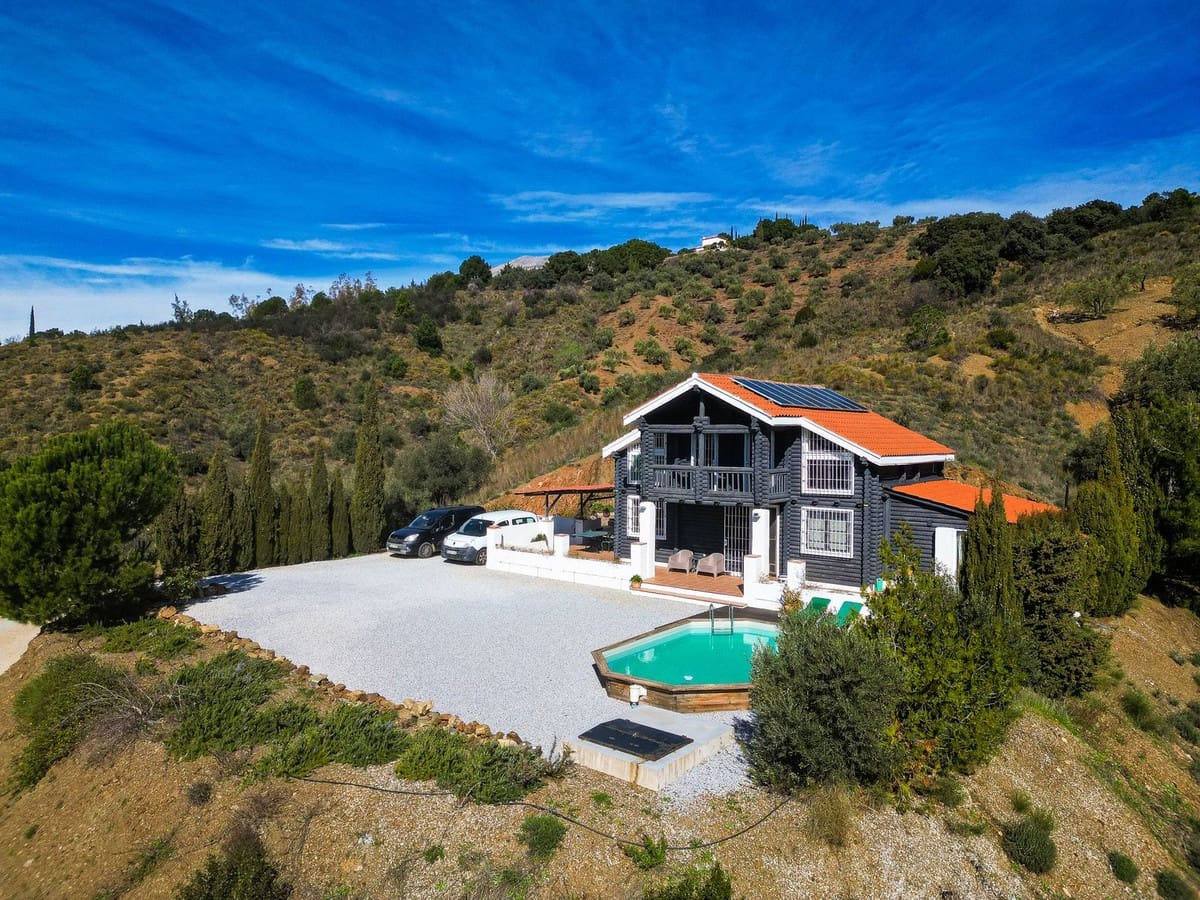 4 bedroom Villa for sale in Canillas de Albaida with pool garage - € 330,000 (Ref: 9627187)