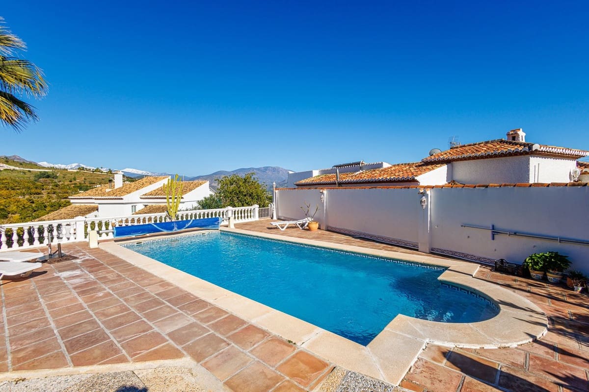 4 sovrum Villa till salu i Salobrena med pool garage - 575 000 € (Ref: 9629506)