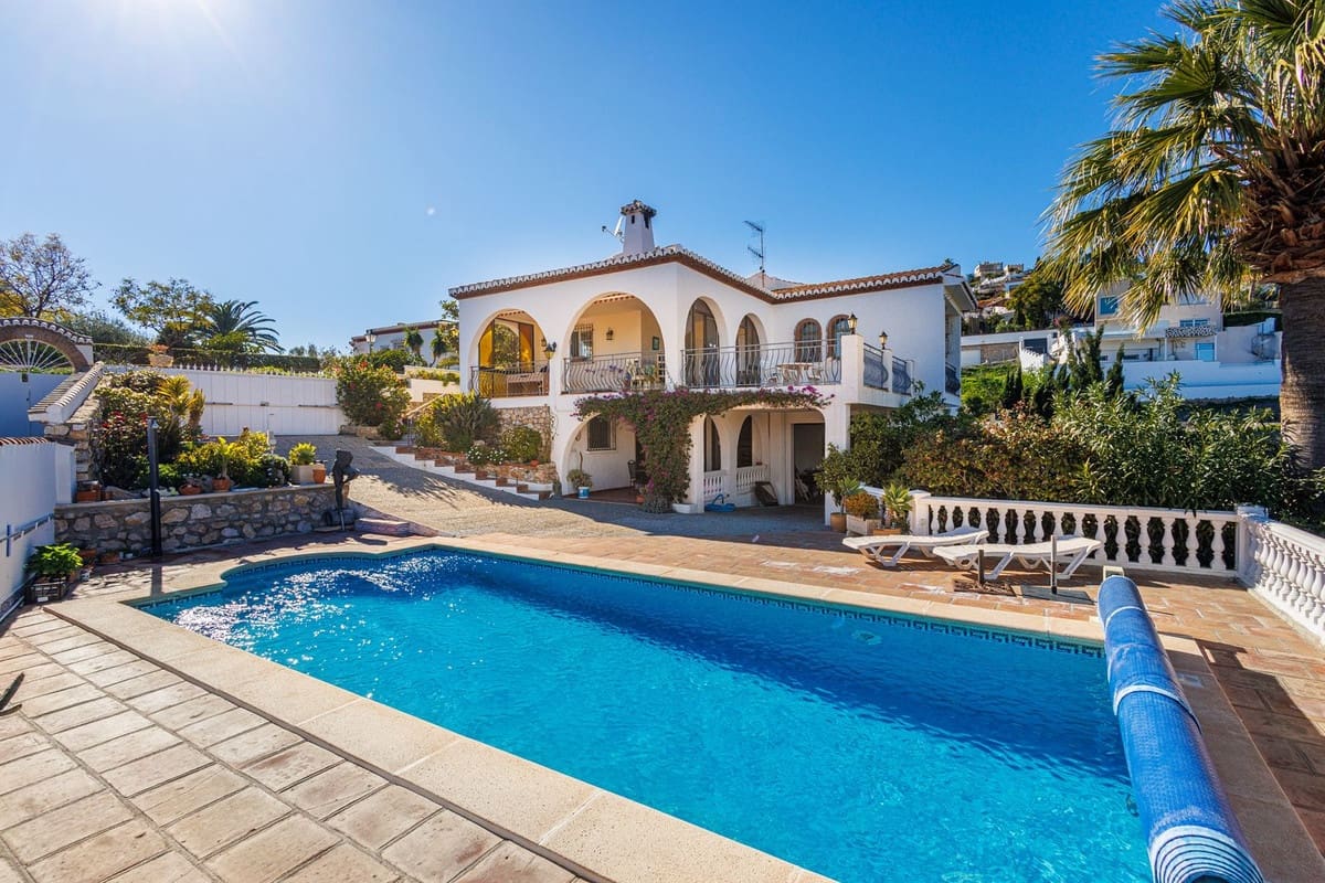 4 bedroom Villa for sale in Salobrena with pool garage - € 575,000 (Ref: 9629506)