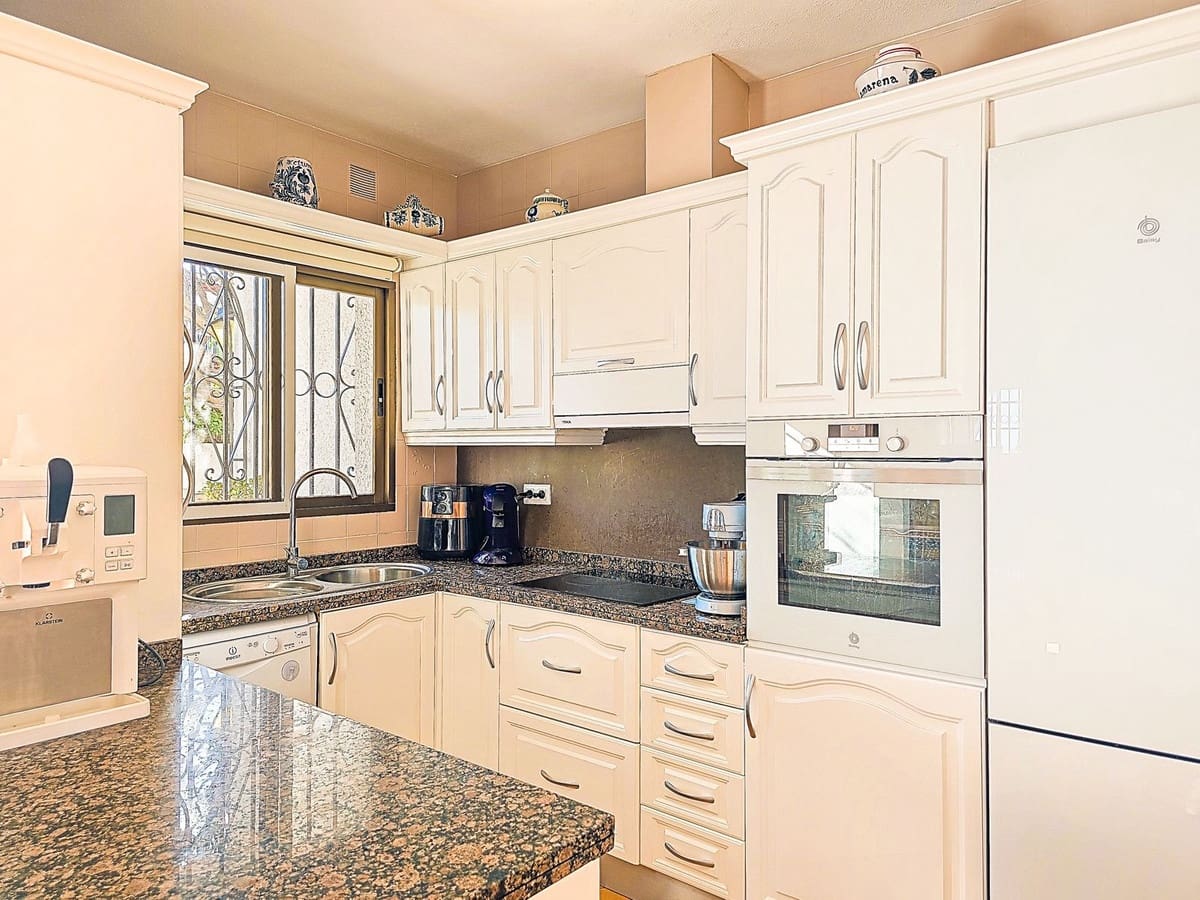 4 bedroom Villa for sale in Salobrena with pool garage - € 575,000 (Ref: 9629506)