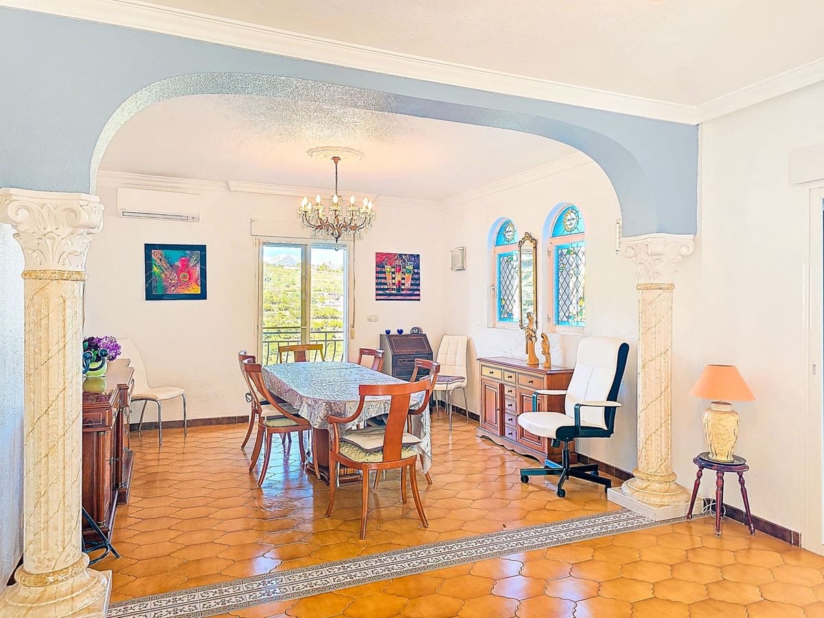 4 bedroom Villa for sale in Salobrena with pool garage - € 575,000 (Ref: 9629506)