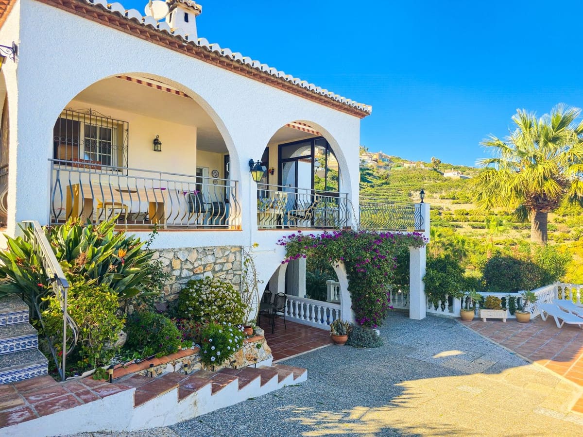 4 bedroom Villa for sale in Salobrena with pool garage - € 575,000 (Ref: 9629506)