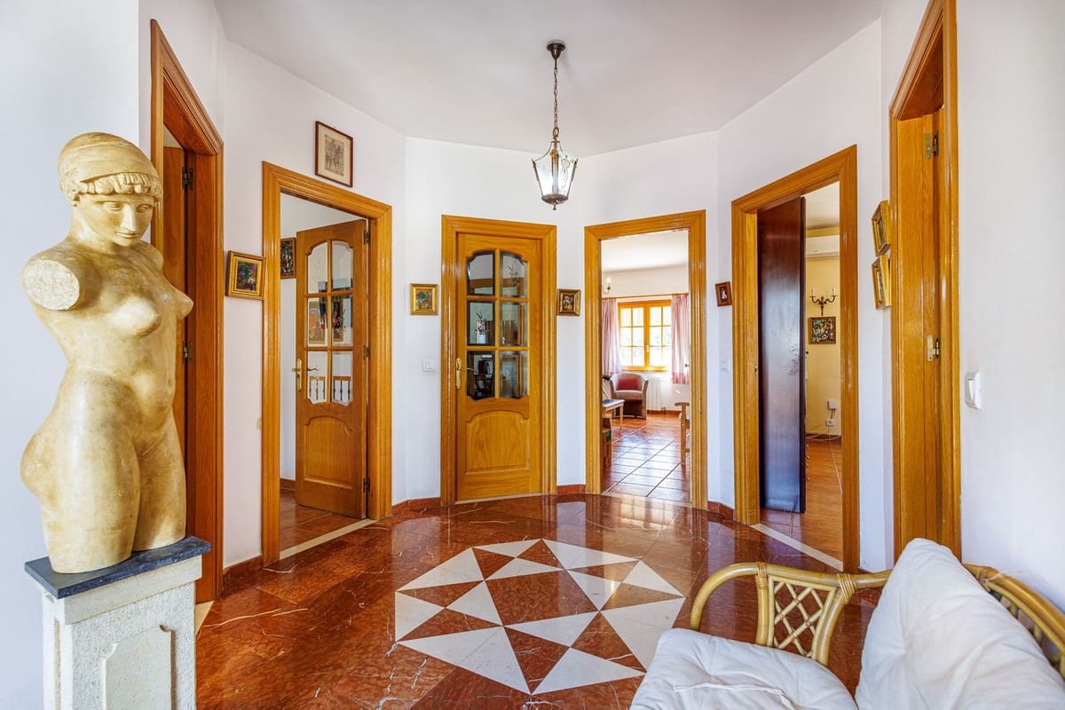 8 sypialnia Willa na sprzedaż w Alhaurin de la Torre z basenem garażem - 749 000 € (Ref: 9640425)