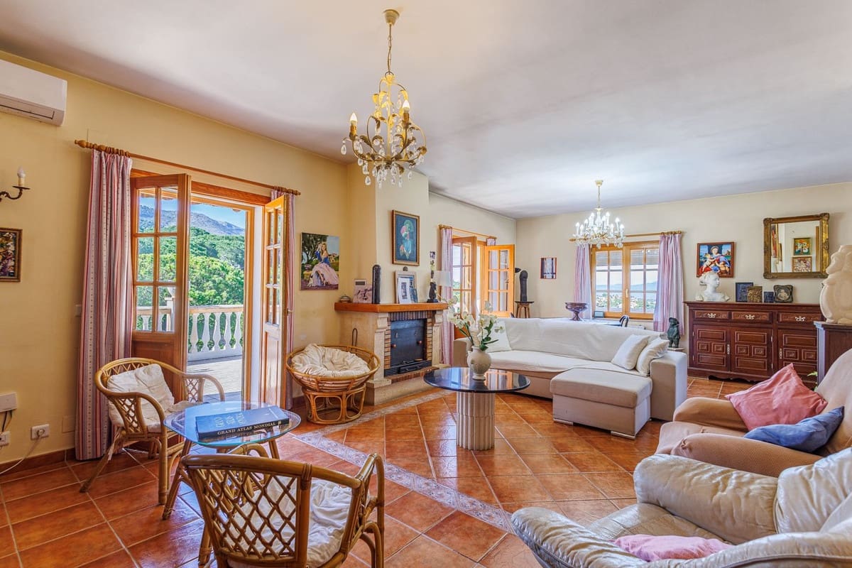 8 sypialnia Willa na sprzedaż w Alhaurin de la Torre z basenem garażem - 749 000 € (Ref: 9640425)