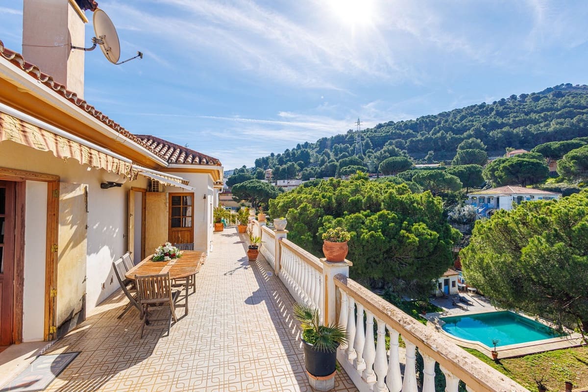 8 sypialnia Willa na sprzedaż w Alhaurin de la Torre z basenem garażem - 749 000 € (Ref: 9640425)