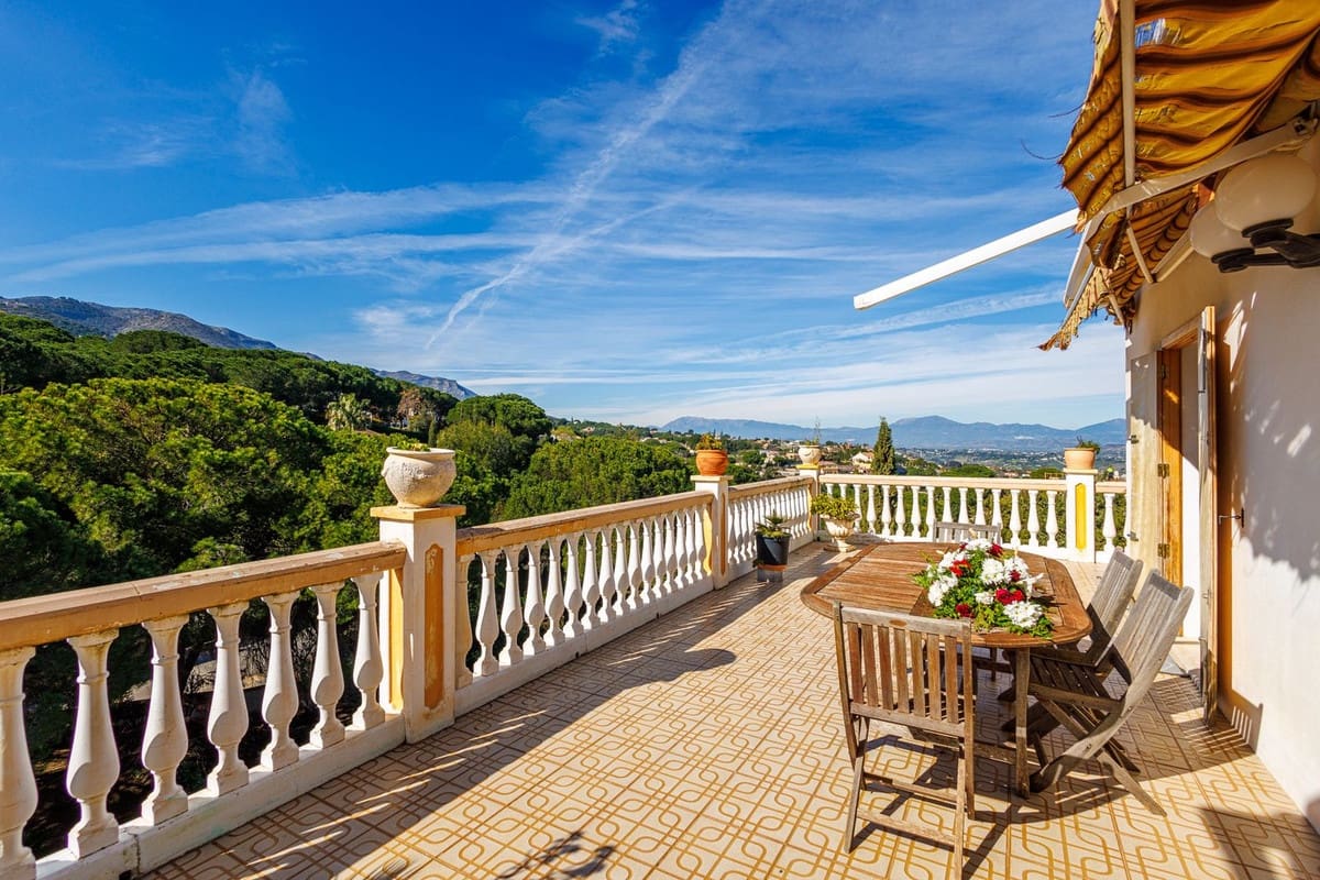 8 sypialnia Willa na sprzedaż w Alhaurin de la Torre z basenem garażem - 749 000 € (Ref: 9640425)