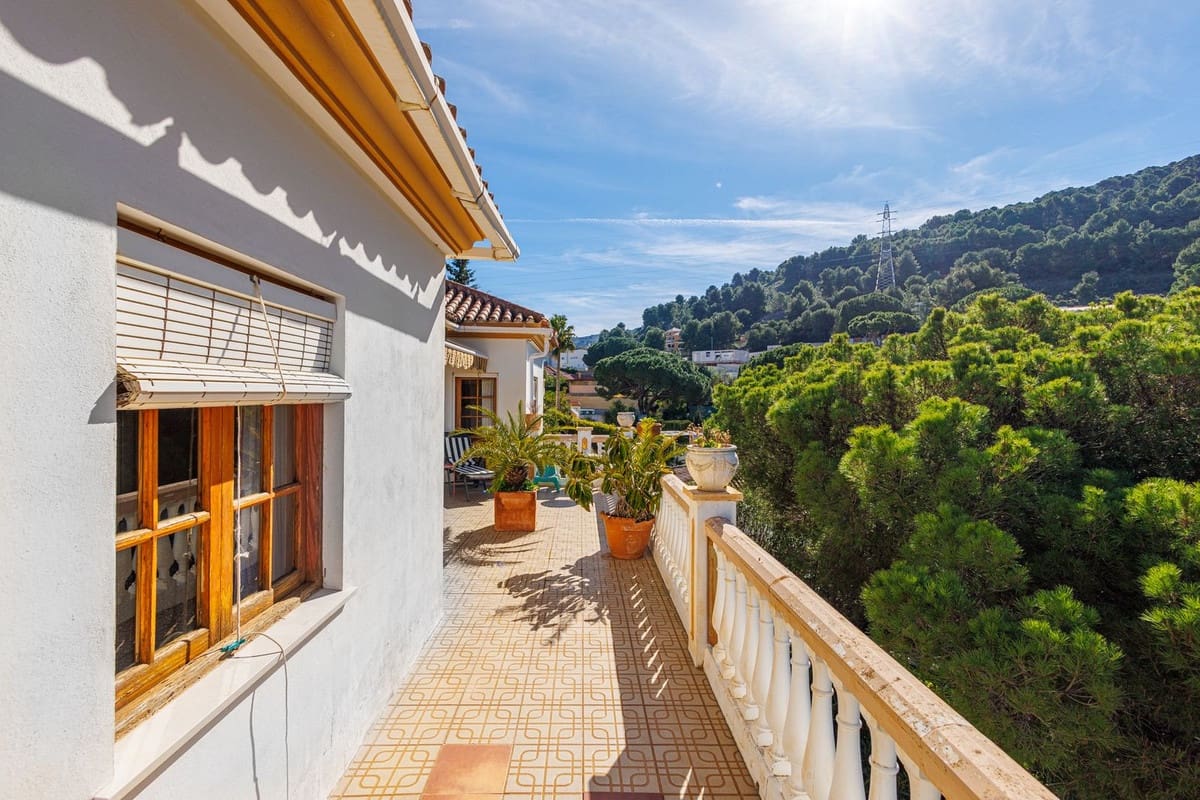 8 sypialnia Willa na sprzedaż w Alhaurin de la Torre z basenem garażem - 749 000 € (Ref: 9640425)