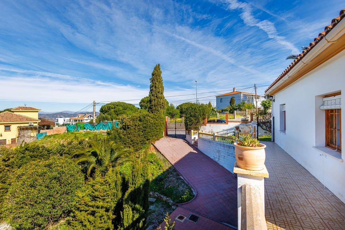 8 sypialnia Willa na sprzedaż w Alhaurin de la Torre z basenem garażem - 749 000 € (Ref: 9640425)