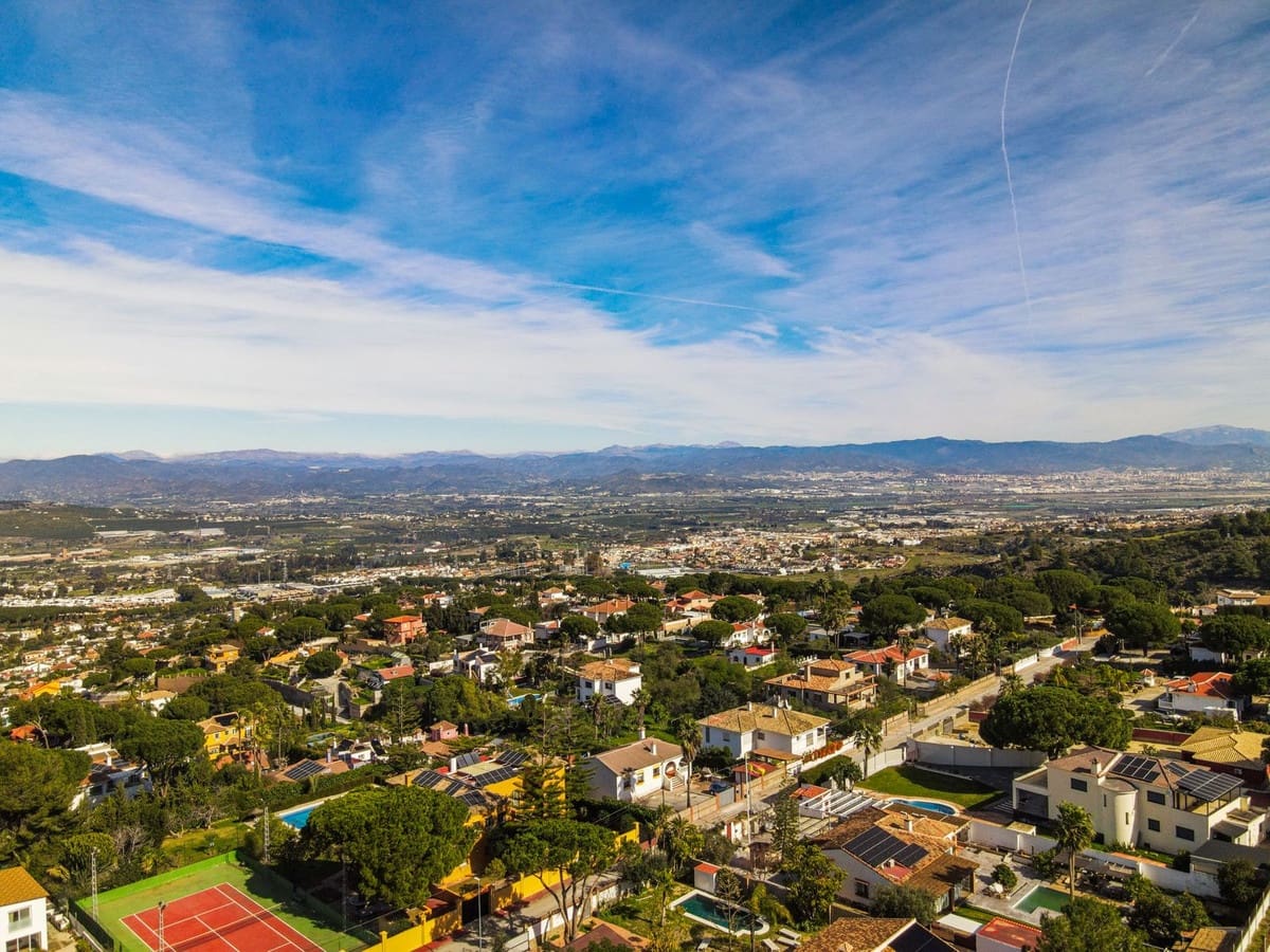 8 sypialnia Willa na sprzedaż w Alhaurin de la Torre z basenem garażem - 749 000 € (Ref: 9640425)