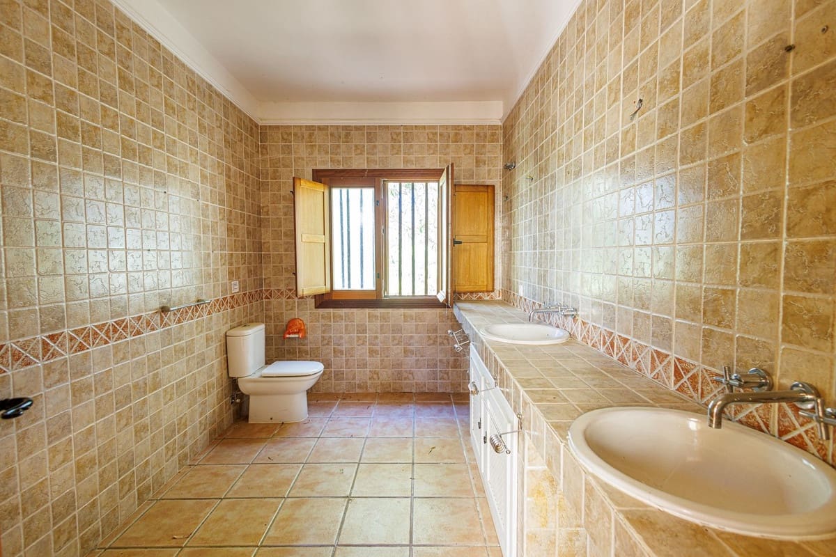 3 bedroom Villa for sale in Vinuela with pool garage - € 190,000 (Ref: 9643488)