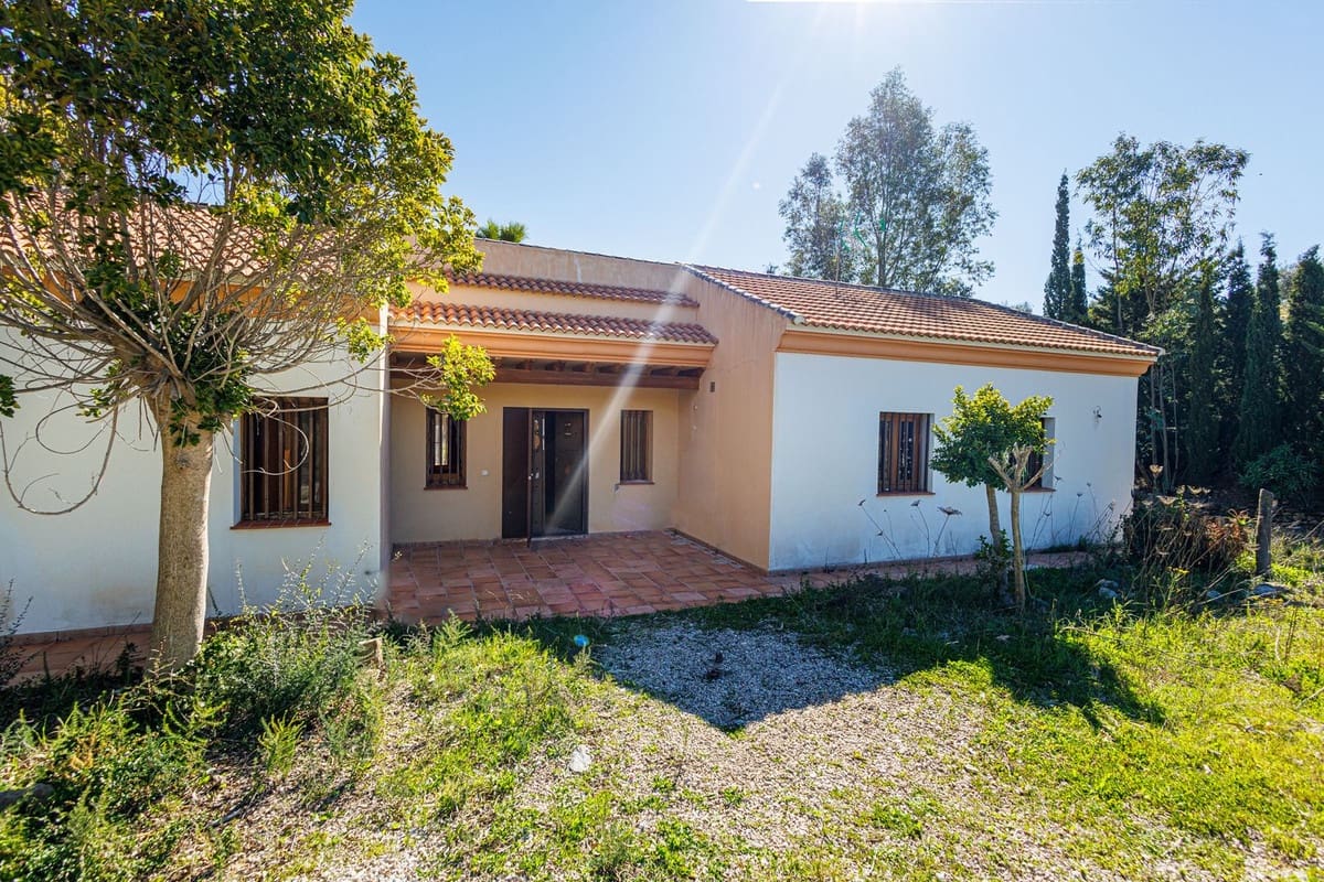 3 bedroom Villa for sale in Vinuela with pool garage - € 190,000 (Ref: 9643488)