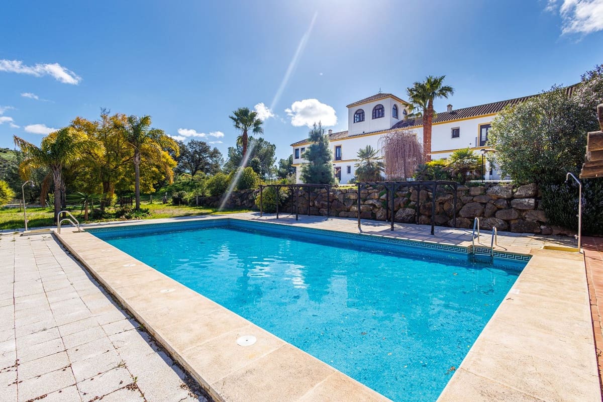 10 chambre Hôtel à vendre à Almogia avec piscine garage - 2 400 000 € (Ref: 9656707)