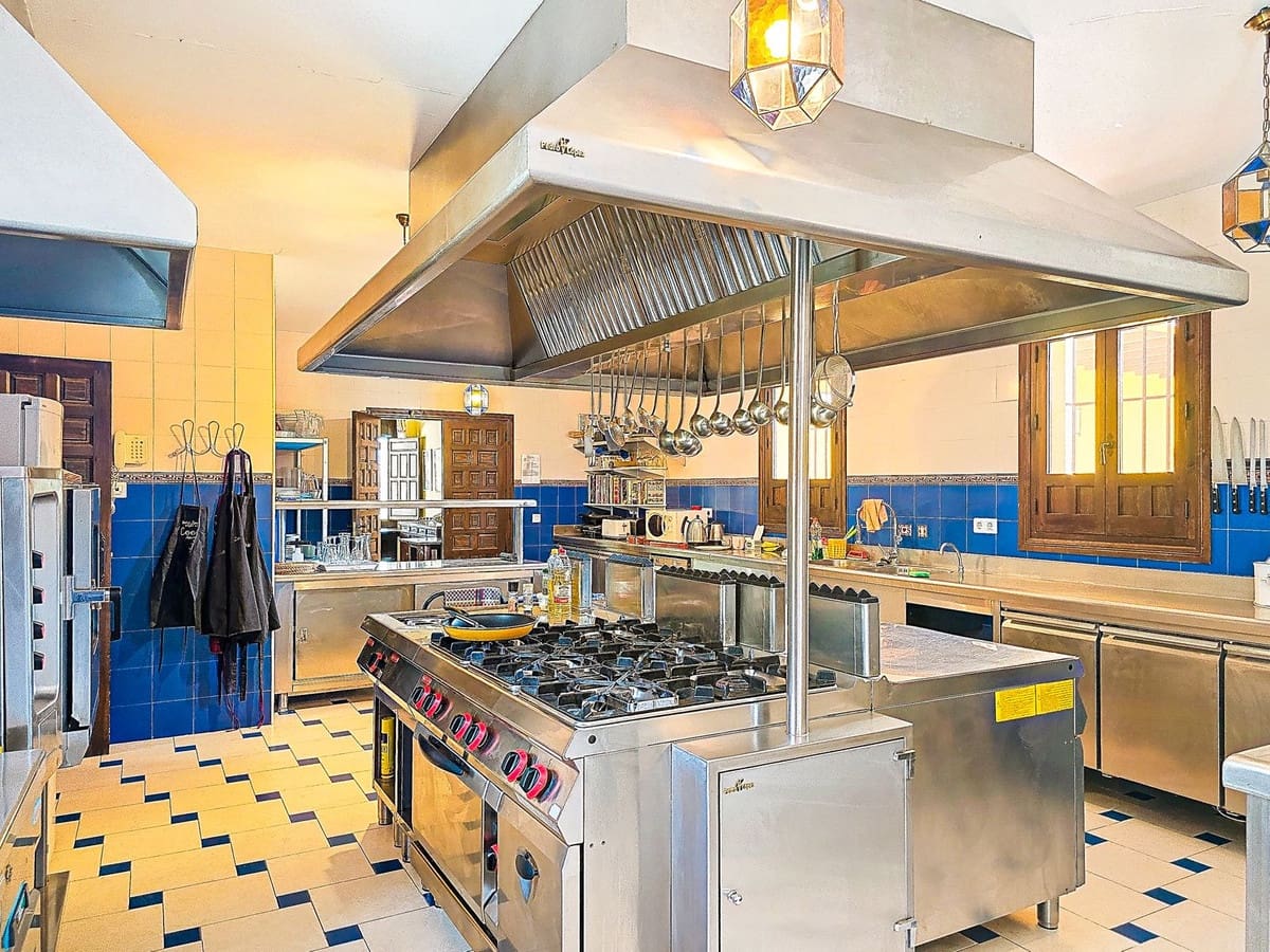 10 chambre Hôtel à vendre à Almogia avec piscine garage - 2 400 000 € (Ref: 9656707)