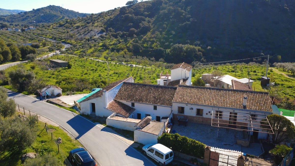 8 bedroom Semi-detached Villa for sale in Alora - € 175,000 (Ref: 9656883)