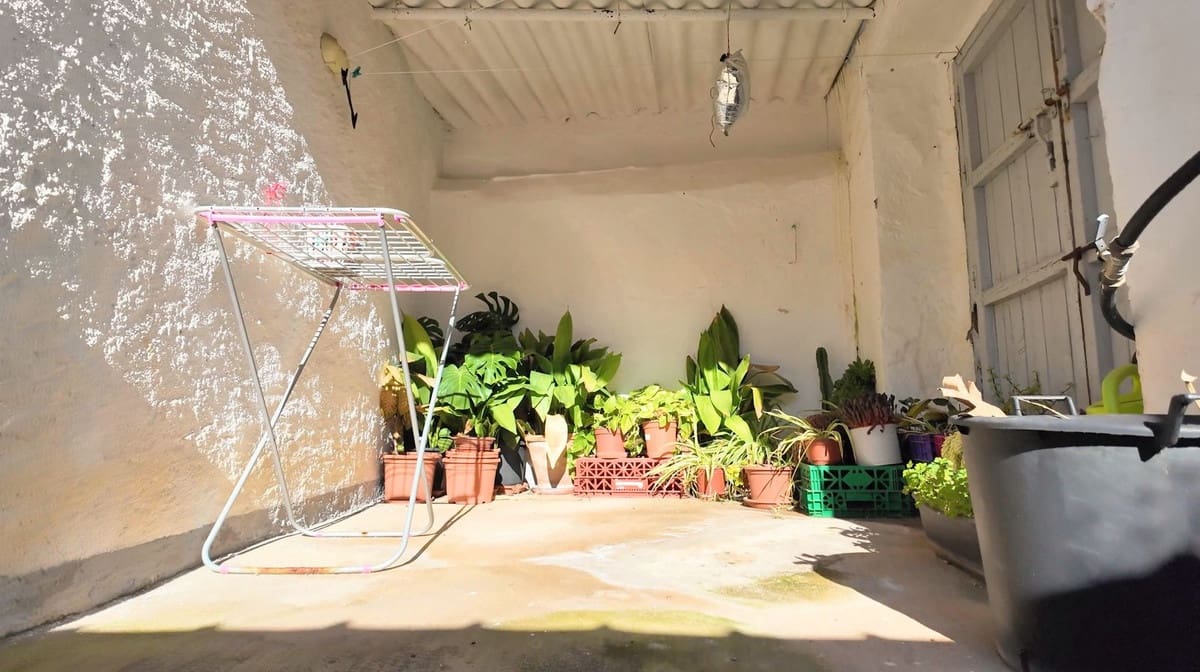 8 bedroom Semi-detached Villa for sale in Alora - € 175,000 (Ref: 9656883)