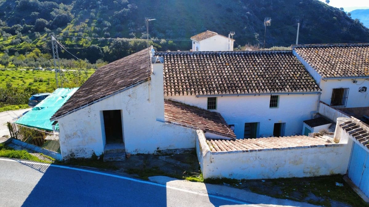 8 bedroom Semi-detached Villa for sale in Alora - € 175,000 (Ref: 9656883)