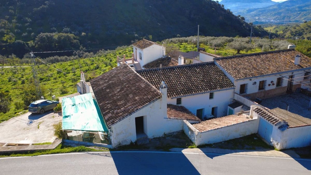 8 bedroom Semi-detached Villa for sale in Alora - € 175,000 (Ref: 9656883)