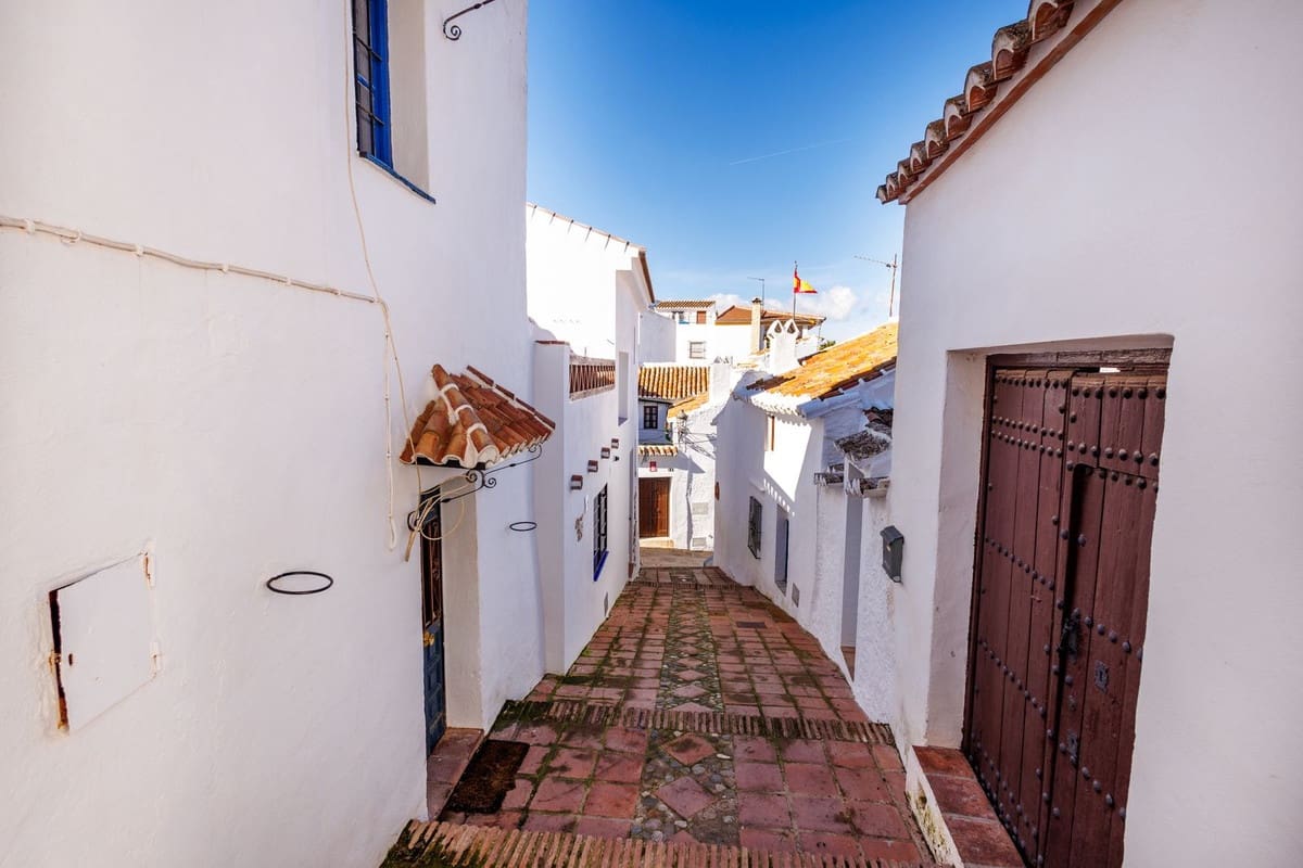 6 bedroom Semi-detached Villa for sale in Comares with garage - € 899,000 (Ref: 9663280)