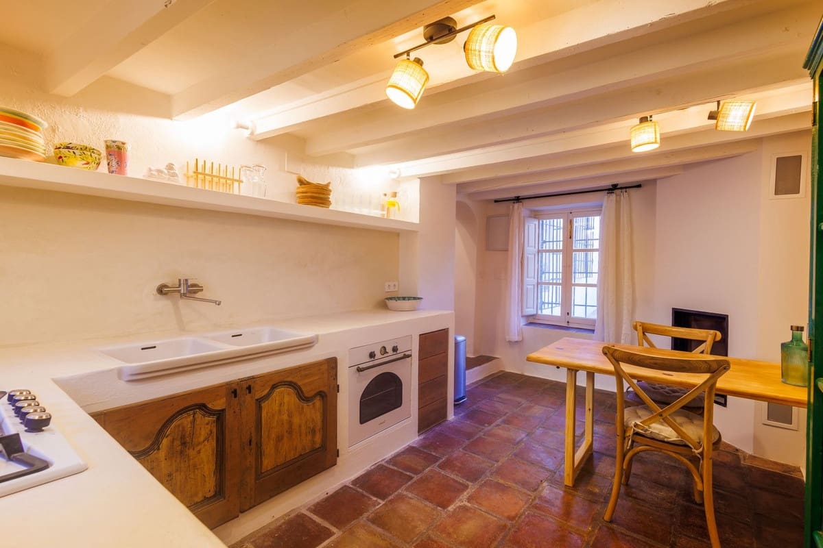 6 bedroom Semi-detached Villa for sale in Comares with garage - € 899,000 (Ref: 9663280)