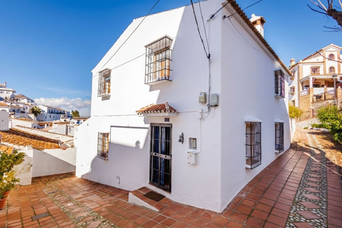 6 bedroom Semi-detached Villa for sale in Comares with garage - € 899,000 (Ref: 9663280)