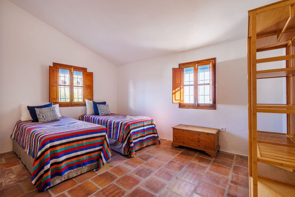 6 bedroom Semi-detached Villa for sale in Comares with garage - € 899,000 (Ref: 9663280)