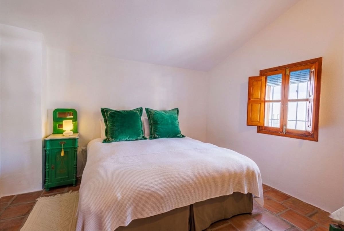 6 bedroom Semi-detached Villa for sale in Comares with garage - € 899,000 (Ref: 9663280)