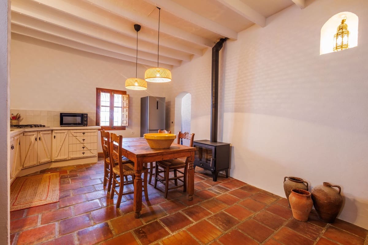 6 bedroom Semi-detached Villa for sale in Comares with garage - € 899,000 (Ref: 9663280)