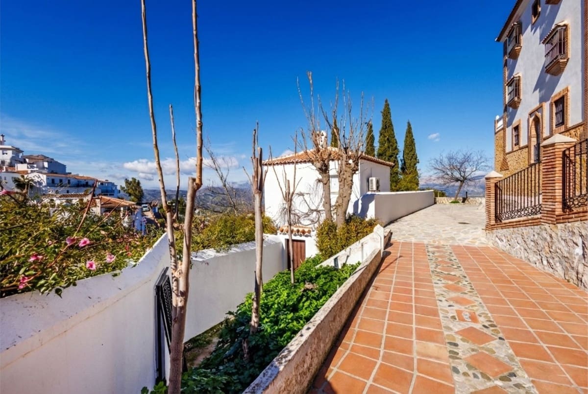 6 bedroom Semi-detached Villa for sale in Comares with garage - € 899,000 (Ref: 9663280)